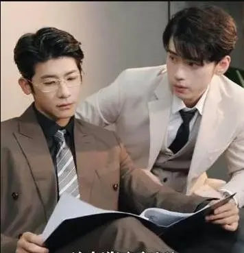 《破产后，我成了死对头的秘书》：霸道总裁爱上我？商战与爱情的甜蜜复仇！